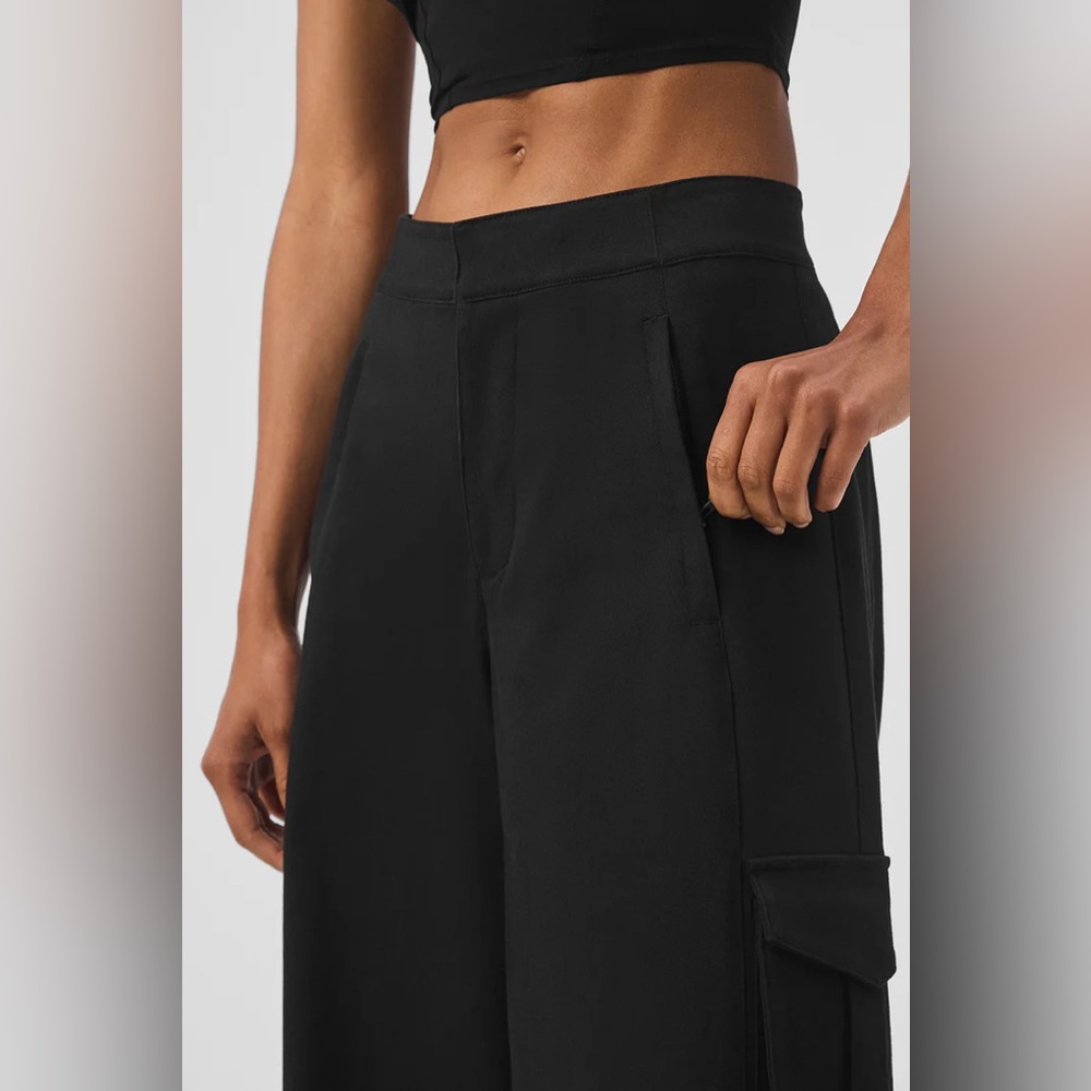 ALO YOGA | ✨NEW✨ Show Off Cargo Wide Leg Trouser (Regular) in Black - Picture 4 of 6